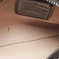 مملوكة مسبقًا حقيبة كلتش بربري بربري جلد لامع و كانفاس مقوى كاروهات نوفا بيج/عنابي مطبوعة نجوم بسحاب وحمالة معصم