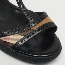 Pre Owned صندل كعب روكي بربري إسبادريل كانفاس وكعب وروكي جلد لامع بيج/أسود مقاس 38