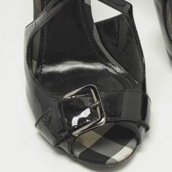مملوكة مسبقًا Burberry Size 41 Black Patent Leather Buckle Detail Strap Sandals