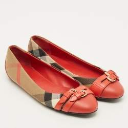 مملوكة مسبقًا حذاء باليرينا فلات بربري جلد أحمر و بيج بنقشة نوفا وتفاصيل إبزيم مقاس 35