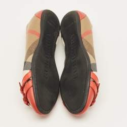 مملوكة مسبقًا حذاء باليرينا فلات بربري جلد أحمر و بيج بنقشة نوفا وتفاصيل إبزيم مقاس 35