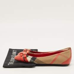 مملوكة مسبقًا حذاء باليرينا فلات بربري جلد أحمر و بيج بنقشة نوفا وتفاصيل إبزيم مقاس 35