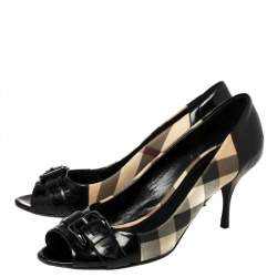 Pre Owned حذاء كعب عالي بربري مزين إبزيم مقدمة مفتوحة بلاستيك مشمع مربعات نوفا و جلد لامع أسود و بيج مقاس 39