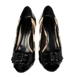 Pre Owned حذاء كعب عالي بربري مزين إبزيم مقدمة مفتوحة بلاستيك مشمع مربعات نوفا و جلد لامع أسود و بيج مقاس 39