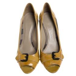 Pre Owned حذاء كعب عالي بربري إبزيم مقدمة مفتوحة بلاستيك مشمع بي في سي  كاروهات هاوس و جلد لامع بيج / أصفر مقاس 40