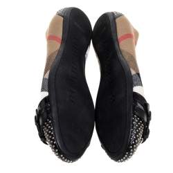 Pre Owned حذاء فلات باليه بربري تفاصيل إبزيم جلد مرصع أسود وكانفاس كاروهات نوفا بيج مقاس 36