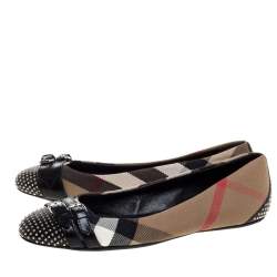 Pre Owned حذاء فلات باليه بربري تفاصيل إبزيم جلد مرصع أسود وكانفاس كاروهات نوفا بيج مقاس 36