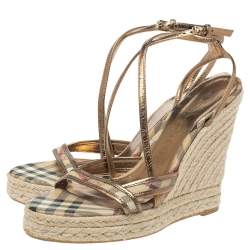 Pre Owned صندل إسبادريل بربري ذهبي / بيج هاوس تشيك بي في سي وجلد لامع سيور متعاكسة مقاس 40.5