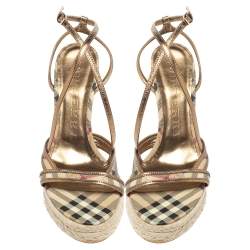 Pre Owned صندل إسبادريل بربري ذهبي / بيج هاوس تشيك بي في سي وجلد لامع سيور متعاكسة مقاس 40.5