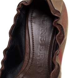 مملوكة مسبقًا حذاء فلات باليه بربرى مجعد كانفاس كاروهات نوفا وجلد بيج / بيج مقاس 38