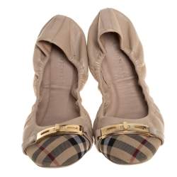 Pre Owned Burberry Beige Leather And Check Canvas Lock Embellished Scrunch Ballet Flats Size 37.5