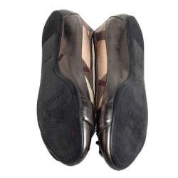 Pre Owned حذاء باليرينا فلات بربري كانفاس مقوى كاروهات نوفا تشيك وجلد ميتاليك/بيج مزين إبزيم مقاس 36