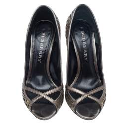 Pre Owned حذاء كعب عالي بربري مقدمة مفتوحة كانفاس كاروهات نوفا وجلد قصة ليزر رمادي ميتالك مقاس 38