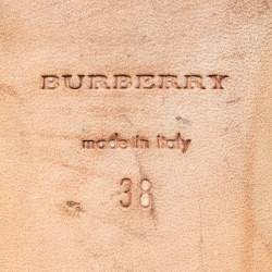 Pre Owned حذاء فلات بإصبع بربري جلد لامع بني مزخرف مقاس 38