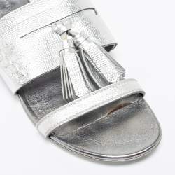 مملوكة مسبقًا صندل فلات بربري بيثاني جلد فضي ميتاليك مزين دلاية بشراشيب مقاس 40