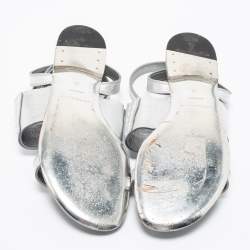 مملوكة مسبقًا صندل فلات بربري بيثاني جلد فضي ميتاليك مزين دلاية بشراشيب مقاس 40
