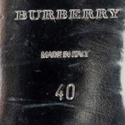 مملوكة مسبقًا صندل فلات بربري بيثاني جلد فضي ميتاليك مزين دلاية بشراشيب مقاس 40