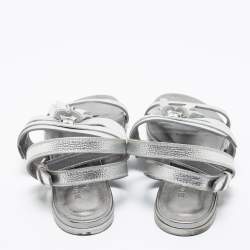 مملوكة مسبقًا صندل فلات بربري بيثاني جلد فضي ميتاليك مزين دلاية بشراشيب مقاس 40