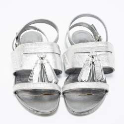 مملوكة مسبقًا صندل فلات بربري بيثاني جلد فضي ميتاليك مزين دلاية بشراشيب مقاس 40