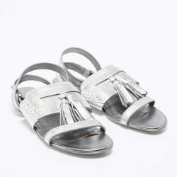 مملوكة مسبقًا صندل فلات بربري بيثاني جلد فضي ميتاليك مزين دلاية بشراشيب مقاس 40