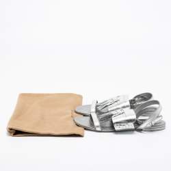 مملوكة مسبقًا صندل فلات بربري بيثاني جلد فضي ميتاليك مزين دلاية بشراشيب مقاس 40