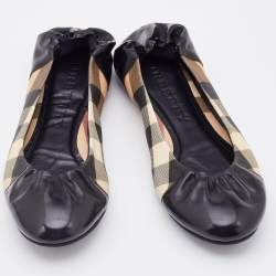 مملوكة مسبقًا Burberry Beige/Black Nova Check PVC And Patent Leather Scrunch Ballet Flats Size 37