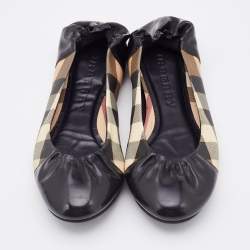 مملوكة مسبقًا Burberry Beige/Black Nova Check PVC And Patent Leather Scrunch Ballet Flats Size 37