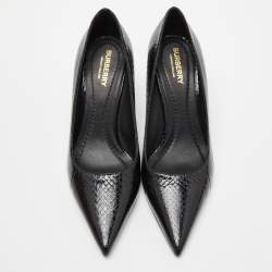 مملوكة مسبقًا  Burberry Black Watersnake Leather Pointed Toe Wellton Pumps Size 38