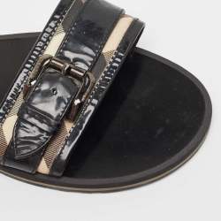 مملوكة مسبقًا Burberry Black/Beige Patent Leather and Check Canvas Flat Slides Size 40