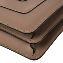 مملوكة مسبقًا حقيبة كتف بلغاري سربنتي فورفر متوسطة جلد بيج داكنة