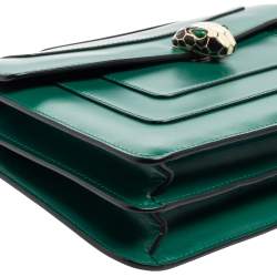 مملوكة مسبقًا Bvlgari Green Leather Medium Serpenti Forever Shoulder Bag