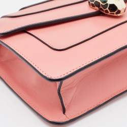 مملوكة مسبقًا حقيبة كروس بلغاري سيربينتي فوريفر جلد أخضر لامع