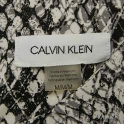 مملوكة مسبقًا توب كالفن كلاين جيرسي بطبعة جلد الثعبان أبيض/أسود بدون أكمام مقاس متوسط