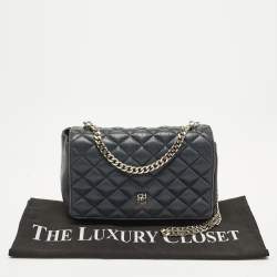 مملوكة مسبقًا Carolina Herrera Logo Flap Navy Blue Quilted Leather Shoulder Bag