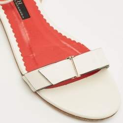 مملوكة مسبقًا حذاء فلات ساندرز كارولينا هيريرا بو جلد أبيض بحزام للكاحل مقاس 37