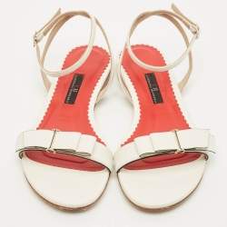 مملوكة مسبقًا حذاء فلات ساندرز كارولينا هيريرا بو جلد أبيض بحزام للكاحل مقاس 37