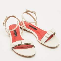 مملوكة مسبقًا حذاء فلات ساندرز كارولينا هيريرا بو جلد أبيض بحزام للكاحل مقاس 37