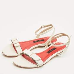 مملوكة مسبقًا حذاء فلات ساندرز كارولينا هيريرا بو جلد أبيض بح�زام للكاحل مقاس 37