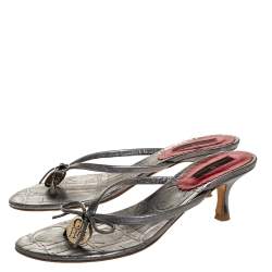 Pre Owned Carolina Herrera Metallic Grey Leather Logo Bow Thong Sandals Size 39