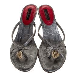 Pre Owned Carolina Herrera Metallic Grey Leather Logo Bow Thong Sandals Size 39