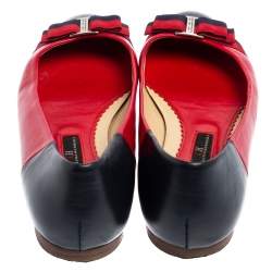 Pre Owned حذاء باليرينا فلات كارولينا هيريرا جلد أزرق/أحمر بفيونكة مقاس 39