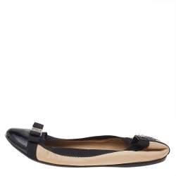 Pre Owned CH Carolina Herrera Beige/Black Leather And Patent Leather Bow Scrunch Ballet Flats Size 38