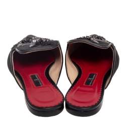 مملوكة مسبقًا صندل فلات سلايد سي أتش كارولينا هيرينا ساتان أسود مزخ�رف مقاس 38