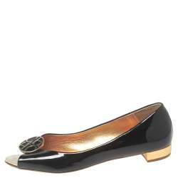 Pre Owned حذاء فلات باليرينا سي إتش كارولينا هيريرا مقدمة مفتوحة شعار جلد لامع أسود مقاس 37