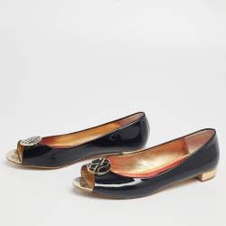 مملوكة مسبقًا حذاء فلات باليه سي إتش كارولينا هيريرا جلد لامع أسود مقدمة مفتوحة بشعار مقاس 39