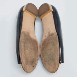 مملوكة مسبقًا حذاء فلات باليه سي إتش كارولينا هيريرا جلد لامع أسود مقدمة مفتوحة بشعار مقاس 39