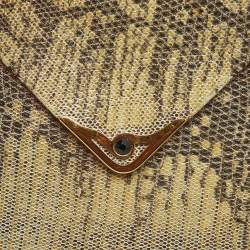 مملوكة مسبقًا علبة سجائر كارتتييه لون كريمي/ذهبي سحلية