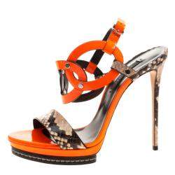 مملوكة مسبقًا صندل كاسادي روشيا  جلد برتقالي لامع ومنقوش نعل سميك حزام للكاحل مقاس 38