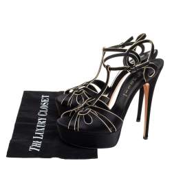 مملوكة مسبقًا صندل كاسادي سير حرف تي ساتان ذهبي/أسود مقدمة مفتوحة نعل سميك مقاس 40