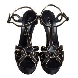 مملوكة مسبقًا صندل كاسادي سير حرف تي ساتان ذهبي/أسود مقدمة مفتوحة نعل سميك مقاس 40